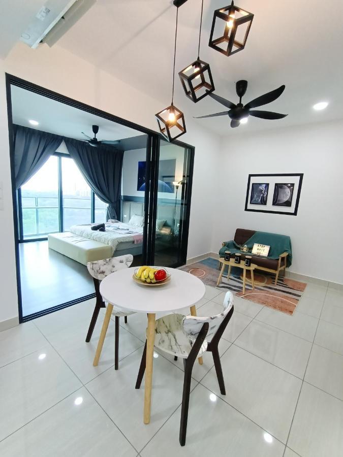 C1113 Almas Suites Galaxy Space Netflix By Stay Nusajaya  Kültér fotó