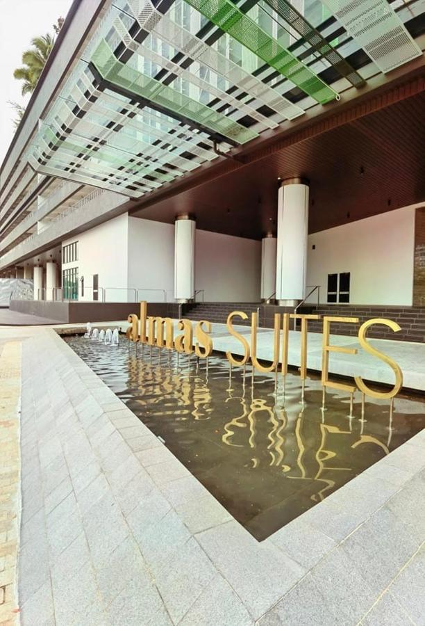 C1113 Almas Suites Galaxy Space Netflix By Stay Nusajaya  Kültér fotó